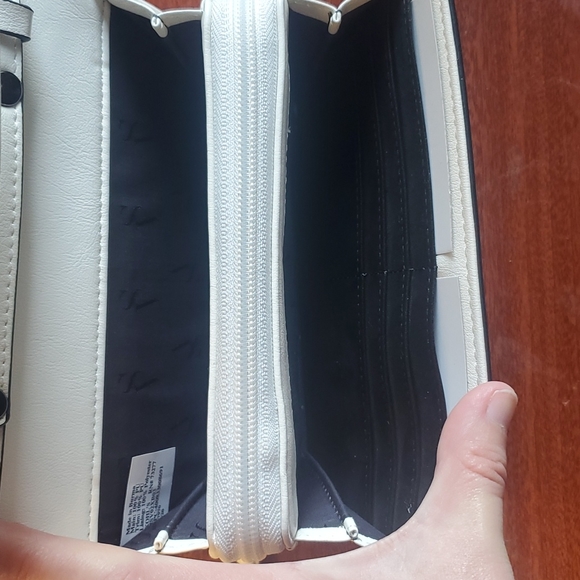 Simply Vera White Geometric Crossbody Bag🤩 - Picture 3 of 7